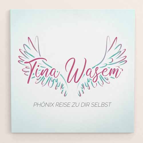 Logo Tina Wasem. Tina Wasem ist in Schreibschrift geschrieben, welches auf stilisierten Flügen mit einem pink türkis Verlauf sitz. Unterhalb sitz zentriert der Zusatz "Phönix Reise zu Dir selbst."