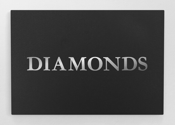 Schriftzug Diamonds auf Schwarz. In Silber Verlauf geschrieben, Großbuchstaben und einer Serifenschrift.