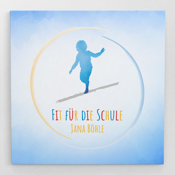 Logo Fit für die Schule, Jana Böhle. Zu sehen ist ein Kind, welches auf einem Stamm balanciert. Umgeben von 2 Halbkreisen, die ineinander versetzt sitzen. Unten im Kreis sitz, in Blau, rot, gelb, jeweils ein Buchstabe in einer Farbe "Fit für die Schule" Darunter "Jana Böhle" rein in Gelb.