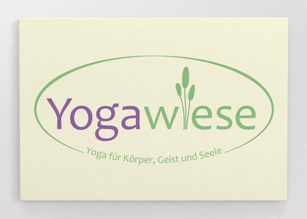 Logo Yogawiese. Das Logo ist umrandet mit einer Elipse in grün. Mittig sitz der Schriftzug Yogawiese, wobei das i 3 Grasbüchel sind. Die Elipse ist unten, mittig unterbrochen. Dort sitz der Zusatz "Yoga für Körper, Geist und Seele".