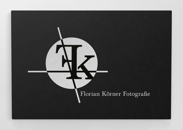 Logo Florian Körner Fotografie. Komplett in Schwarz und weiß. Ein gespiegeltes schwarzes F sitze an einem K in einem weißen Kreis. Durch den Kreis gehen zwei Striche. Der eine leicht schräg von ca. 10Grad nach links gedreht. Der zweite ist horizontal. Unterhalb steht "Florian Körner Fotografie".