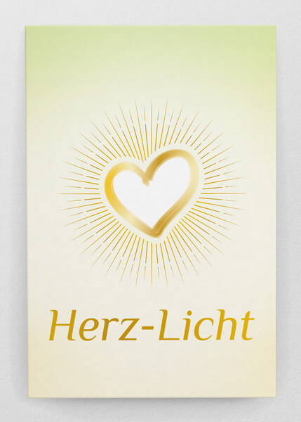 Logo Herz-Licht. Als Bildmarke ist ein goldenes Herz zu sehen, mit Strahlen außen herum. Unterhalb, auch in Gold, sitzt mittig der Schriftzug Herz-Licht.