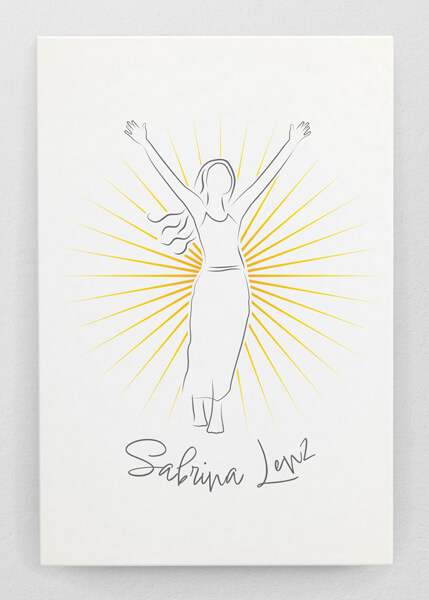 Logo Sabrina Lenz in Farbe. Eine Frau, die ihre Hände in die Luft streckt und glücklich ist, umrandet von orange-gelben Strahlen. Unterhalb, angeordnet in einem kleinen Kreis "Sabrina Lenz".
