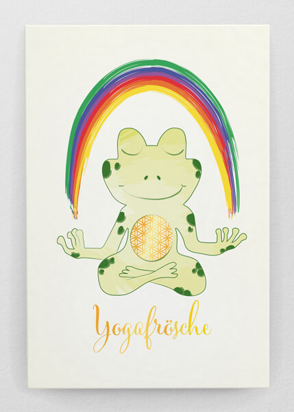 Logo Yogafrösche, ein Frosch mit einer "Blume des Lebens" im Bauch im Schneidersitz sitzend. Über ihm "hält" er einen Regenbogen in seinen Händen. Unterhalb der Schriftzug "Yogafrösche".