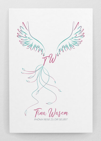 Logo Tina Wasem. Tina Wasem ist in Schreibschrift geschrieben, welches auf stilisierten Flügen mit einem pink türkis Verlauf sitz. Der Körper der Flügel bildet in der Mitte ein TW. Aus dem T gehen Feder aus. Unterhalb sitz zentriert Tina Wasem und der Zusatz "Phönix Reise zu Dir selbst."