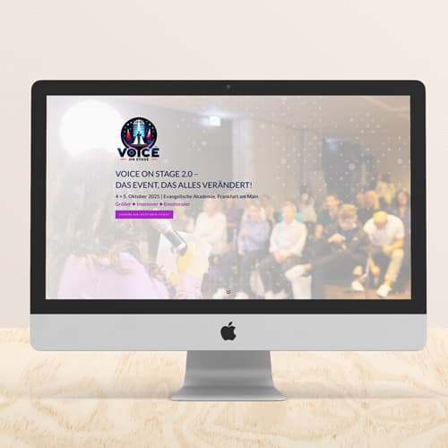 Stiliserte Startseite "Harrys Fahrservice" Website, welche in einem Mac zu sehen ist und auf dem Tisch steht.