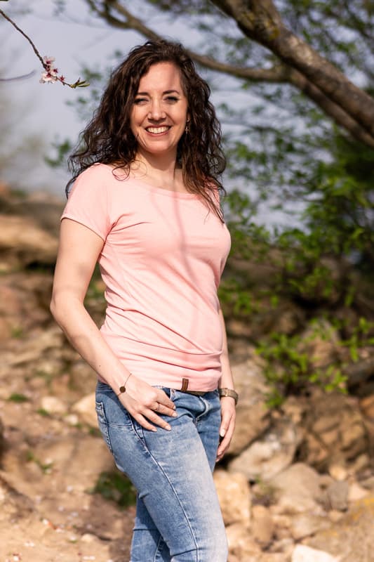 Foto von Gründerin Charlotte Körner im Seitprofil in der Natur fotografiert.