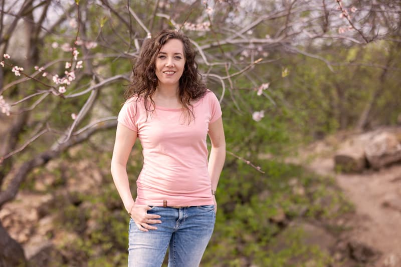 Foto von Gründerin Charlotte Körner in der Natur frontal fotografiert.